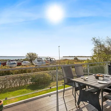 Large With A View Of The Fjord, Feriehus *